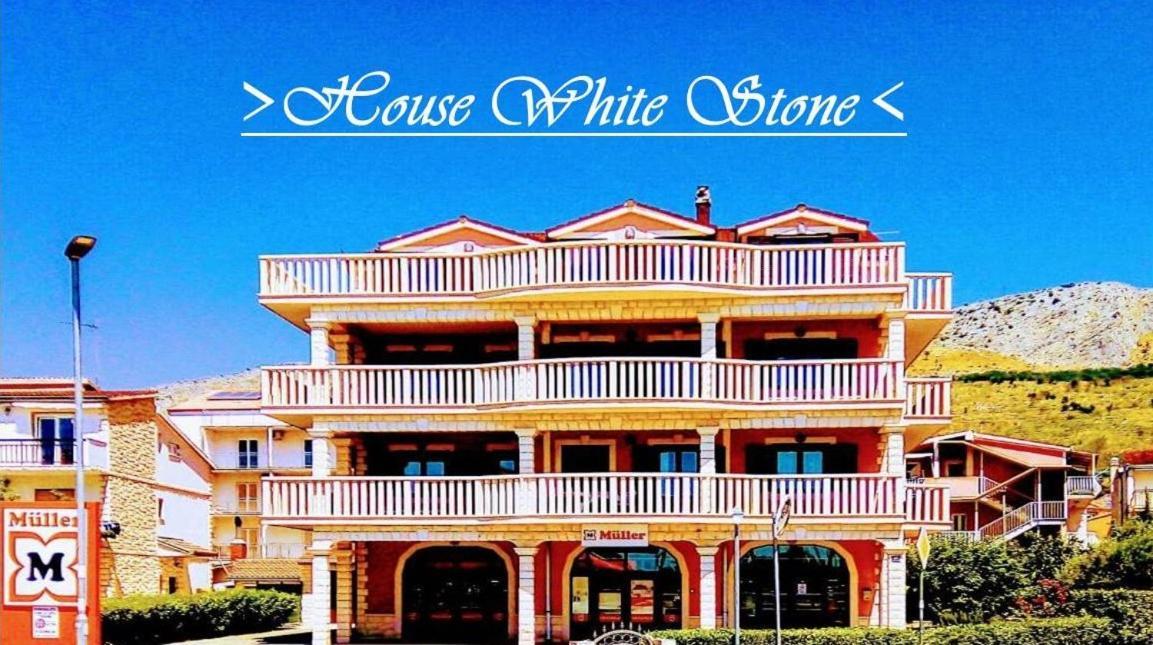House White Stone Split Apartment โปดสตรานา ภายนอก รูปภาพ