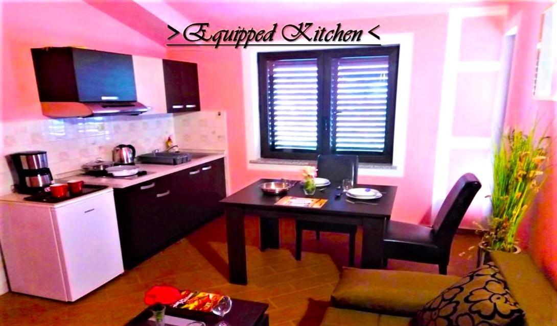House White Stone Split Apartment โปดสตรานา ภายนอก รูปภาพ
