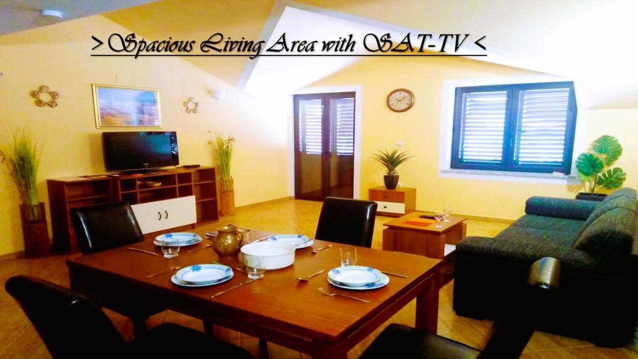 House White Stone Split Apartment โปดสตรานา ภายนอก รูปภาพ